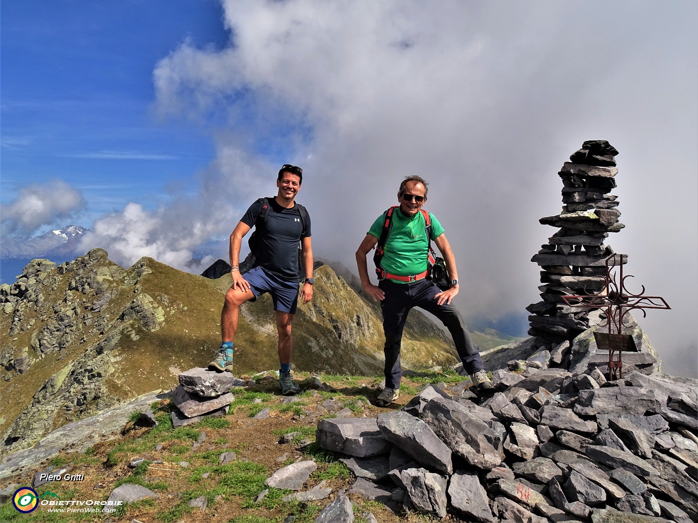 53 In vetta al Monte Valletto (2371 m) con vista alle spalle sul Monte Ponteranica centrale (2372 m).JPG